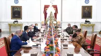 Presiden Joko Widodo (Jokowi) menerima kunjungan Presiden Islamic Development Bank (IsDB), Mohammed Al Jasser di Istana Merdeka Jakarta, Senin (28/3/2022). (Tim Dokumentasi Sekretariat Presiden)