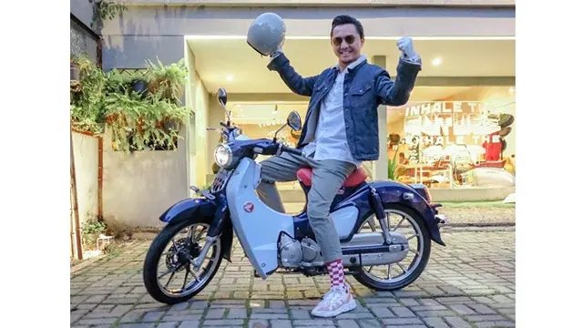 Akan Tur ke Indonesia Timur, Ini 7 Potret Ananda Omesh dan Motor Kesayangannya