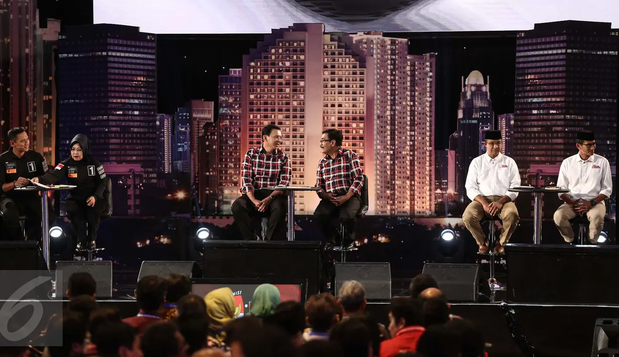 (ki-ka) Cagub DKI Jakarta nomor 1 Agus Harimurti Yudhoyono-Sylviana, nomor 2 Basuki T Purnama-Djarot Saiful Hidayat, dan nomor 3 Anies Baswedan-Sandiaga Uno saat debat perdana Cagub DKI-Jakarta, Jumat (13/1). (Liputan6.com/Faizal Fanani)