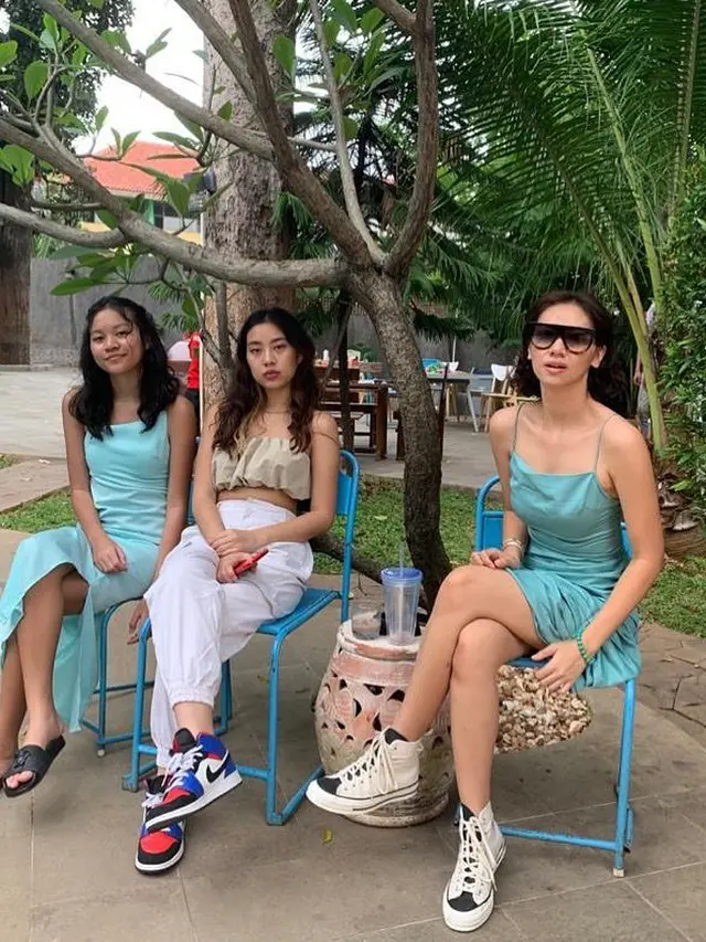 Terpaut Usia 17 Tahun, Ini 6 Potret Reny Setiawati istri Bimbim Slank