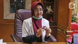 drg. Ayusha saat berada di salah satu klinik di kawasan Pulo Gadung, Jakarta, Rabu (22/4/2020). Di tengah pandemi COVID-19 seperti sekarang ini, drg. Ayusha akan mengenakan alat perlindungan diri (APD) saat memeriksa pasien. (Liputan6.com/Herman Zakharia)