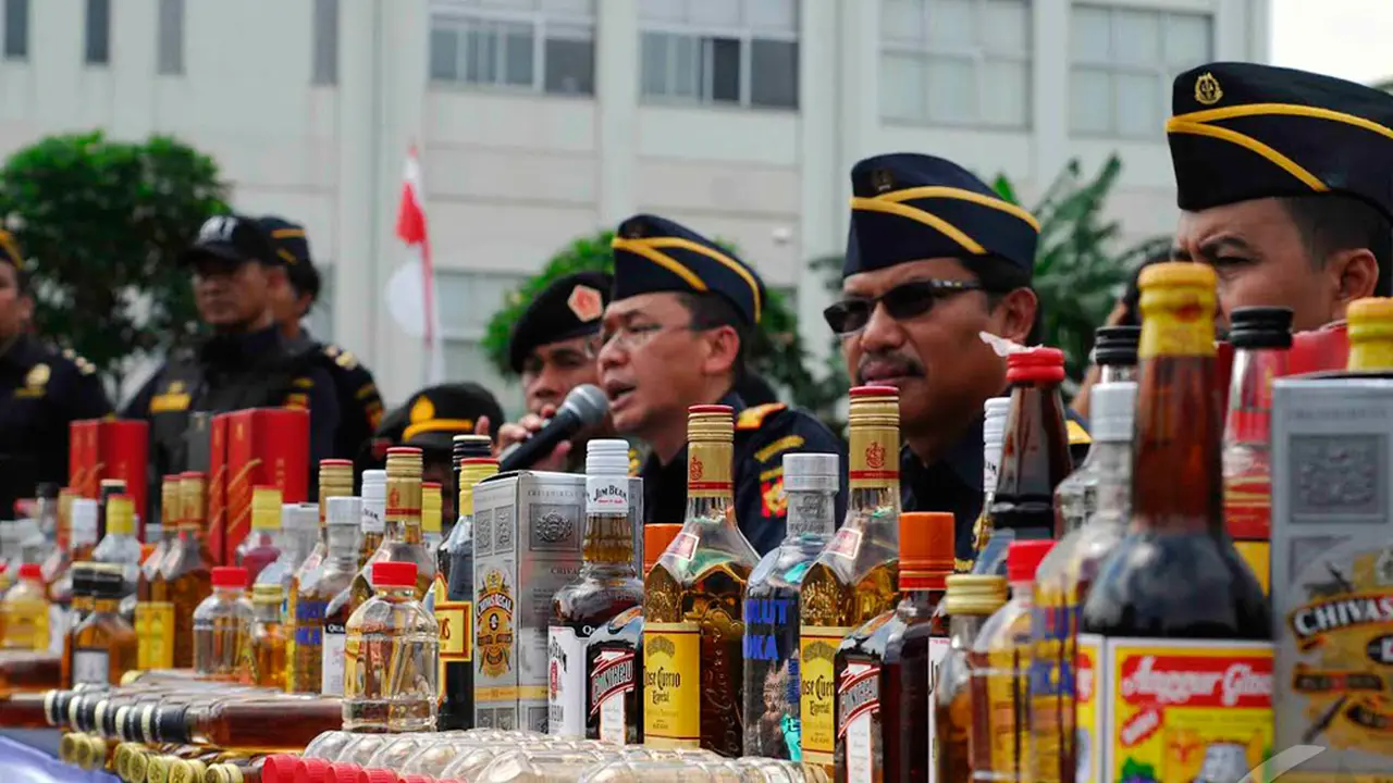 Puluhan Ribu Botol Minuman Keras Dimusnahkan