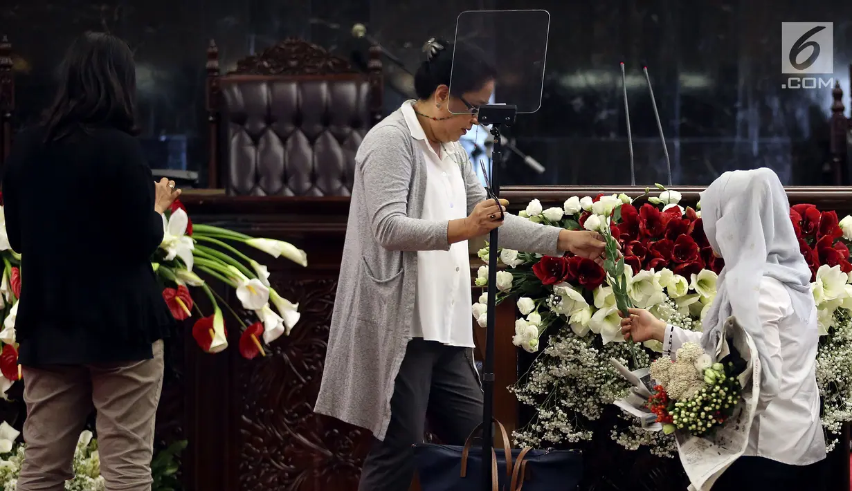 Aktivitas menghias ruang rapat Paripurna I di Gedung Kura-Kura Kompleks Parlemen, Jakarta, Selasa (15/8). Persiapan gedung parlemen hampir rampung satu hari menjelang penyampaian Pidato Kenegaraan oleh Presiden Jokowi. (Liputan6.com/Johan Tallo)