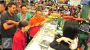 Direktur Jenderal Pajak Ken Dwijugiasteadi (kaos orange) saat turun langsung ke lapangan untuk memberikan penjelasan kepada masyarakat mengenai program tax amnesty di ITC Mangga Dua, Jakarta, Selasa (1/11). (Liputan6.com/Angga Yuniar)