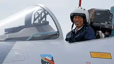 Presiden Jokowi saat berada di kokpit jet tempur Sukhoi Su-27/30 di Natuna, Kepulauan Riau, Kamis (6/10). Tak hanya meninjau kekuatannya saja, Jokowi juga melihat langsung aksi alutsista milik TNI. (REUTERS/Beawiharta)