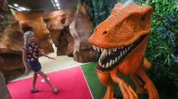 Seorang anak mengunjungi Smile Safari, sebuah museum Instagram dan TikTok di Brussel (7/8/2020). Setelah mengambil tindakan pencegahan COVID-19, museum Smile Safari dibuka kembali, mendorong pengunjung untuk mengambil dan berbagi foto serta video melalui Instagram dan TikTok. (Xinhua/Zheng Huansong)