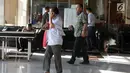 Anggota Komisi VI DPR RI, Mohamad Hekal (belakang) bersiap keluar dari gedung KPK, Jakarta, Rabu (19/6/2019). M Hekal diperiksa sebagai saksi kasus suap kerja sama di bidang pelayaran PT Humpuss Transportasi Kimia (HTK) dengan PT Pupuk Indonesia Logistik (PILOG). (Liputan6.com/Helmi Fithriansyah)