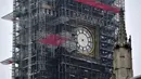 Kondisi jam Big Ben yang tidak ada jarumnya karena sedang dilakukan perbaikan dan pembersihan di London, Inggris (12/4). Kegiatan perbaikan dan pembersihan tersebut menjadi bagian dari renovasi besar menara Big Ben. (AFP Photo/Ben Stansall)