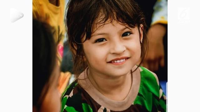 Anak perempuan bernama Jihan ini harus kehilangan orangtua saat terjadinya gempa Palu. Paras dan keteguhan hati sang anak jadi perhatian warganet.