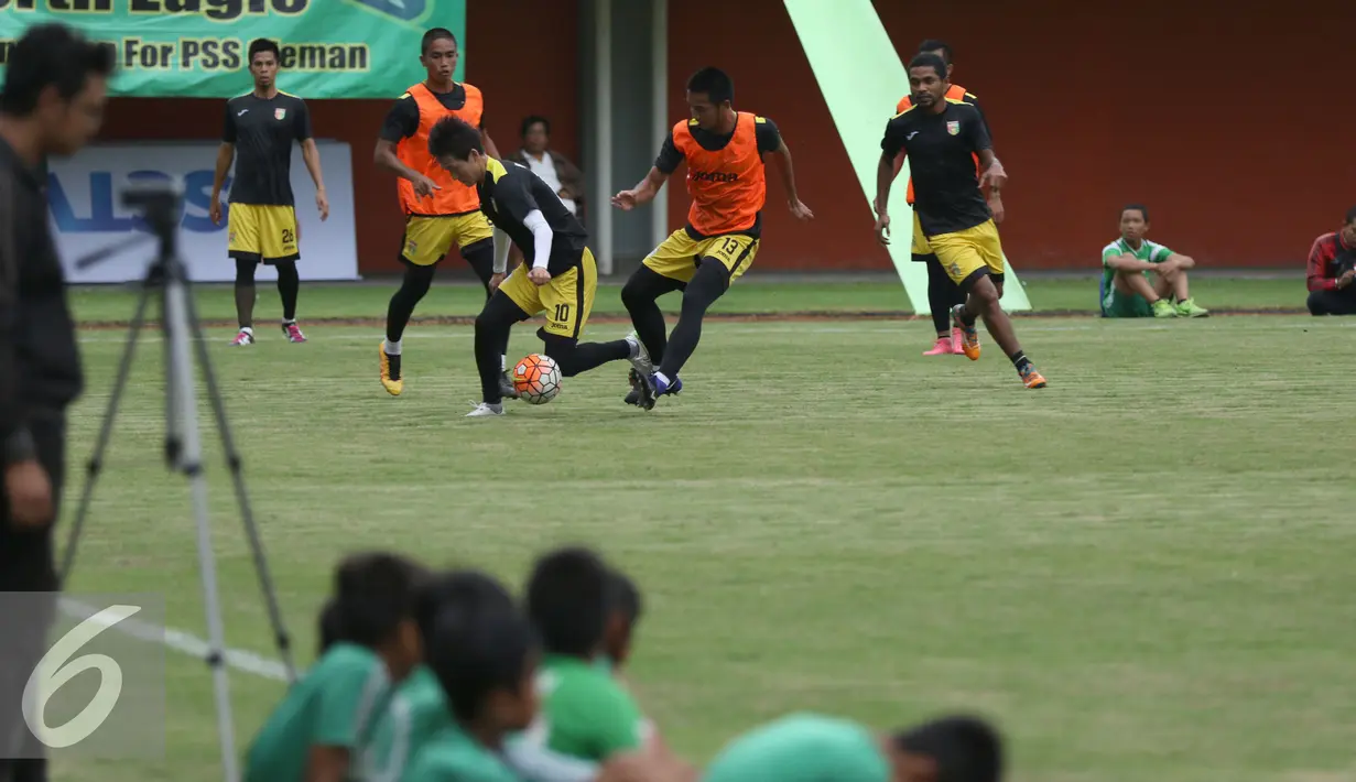 Pemain Mitra Kukar saat latihan uji lapangan jelang laga Piala Presiden 2017 di Stadion Maguwoharjo, Sleman, Jumat (3/2). Mitra Kukar akan melawan Persegres di partai pertama Piala Presiden 2017. (Liputan6.com/Helmi Fithriansyah)