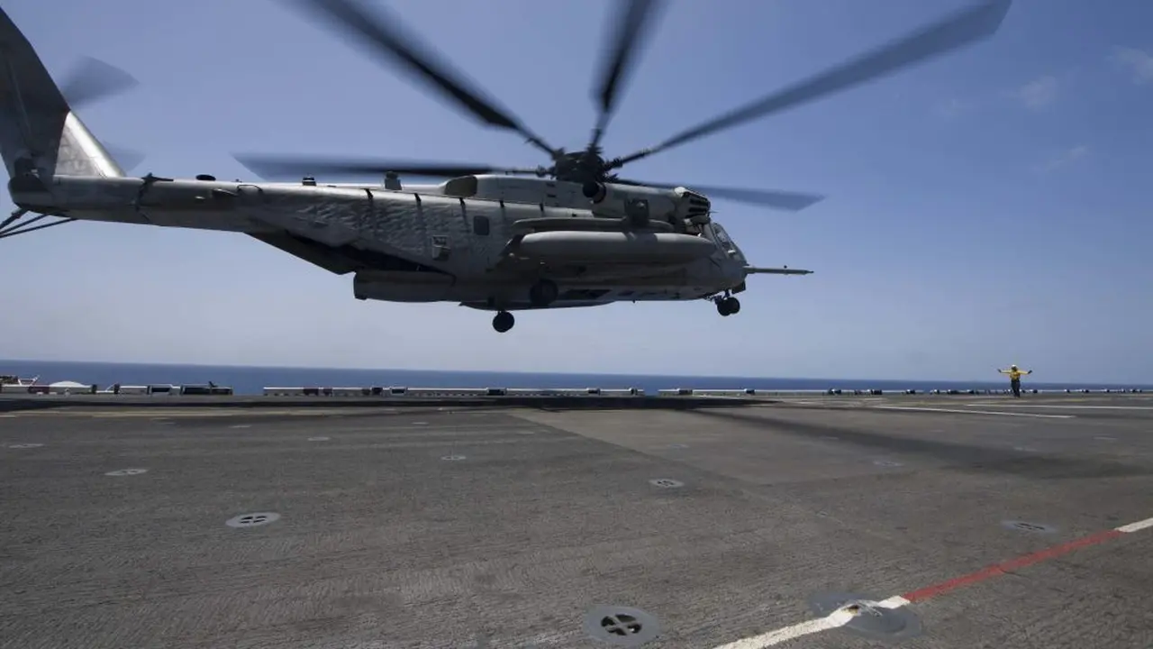 CH-53E Super Stallion Marinir AS saat lepas landas dari USS Bataan, foto tertanggal April 2017 (US Navy)