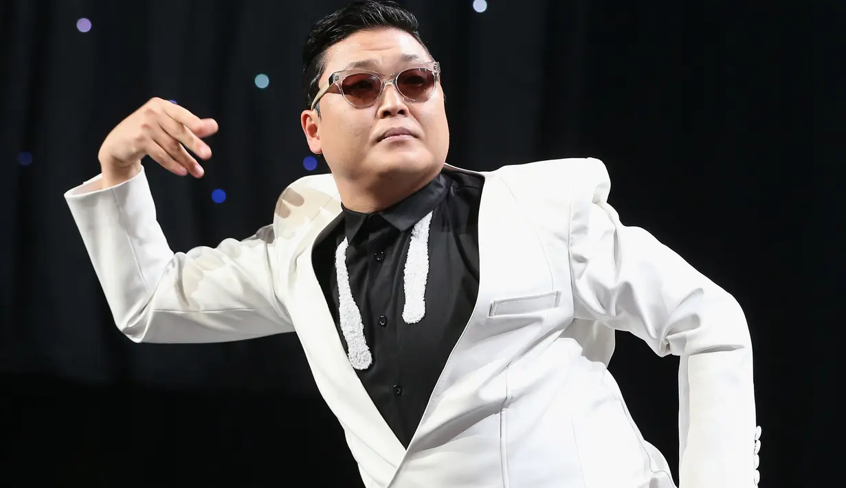 Pada 2014, PSY berkolaborasi pernah dengan Snoop Dogg di lagu Hangover. Lagu ini berisi dua bahasa Korea dan Inggris. (Foto: soompi.com)