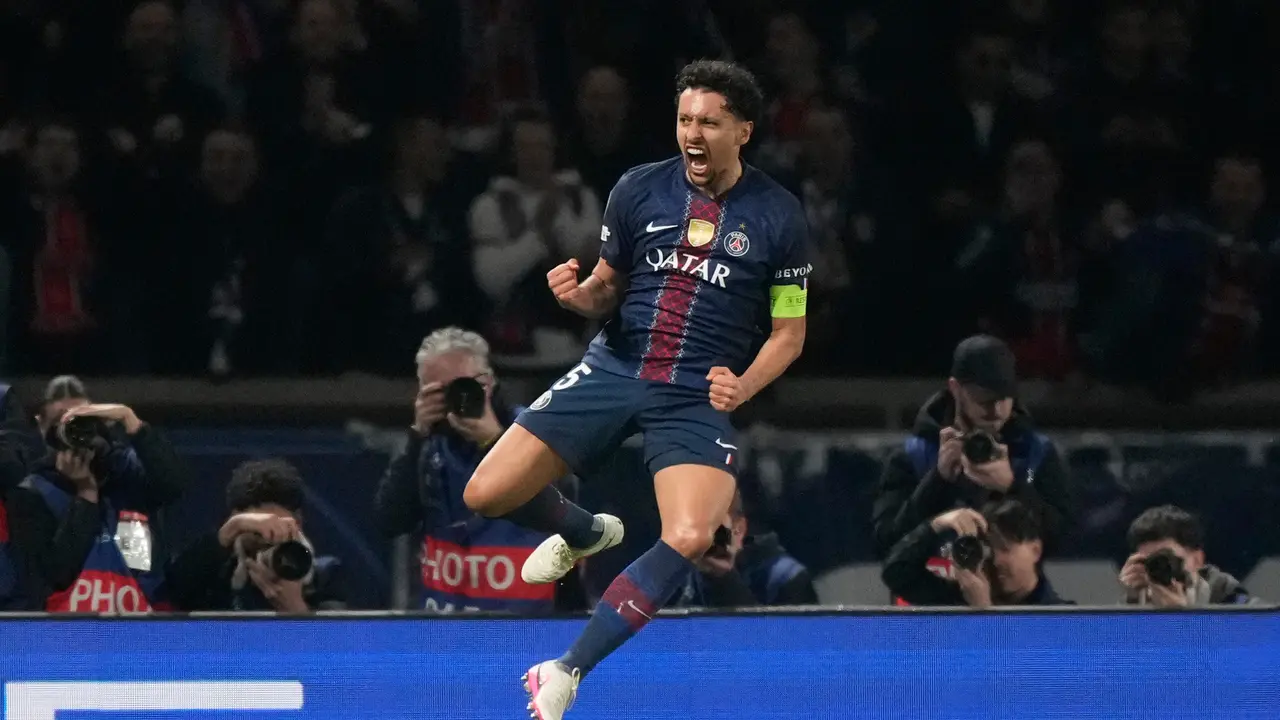 Selebrasi Marquinhos usai mencetak gol di laga PSG vs AS Monaco di leg kedua playoff Liga Champions 2025/2026 di Parc Des Princes, Kamis (26/02/2026) dini hari WIB.