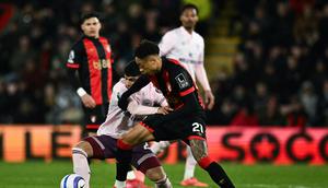 Gelandang Brentford, Yunus Emre Konak (kiri), berebut bola dengan penyerang asal Inggris Bournemouth bernomor 21, Daniel Jebbison, dalam pertandingan sepak bola Liga Inggris antara Bournemouth dan Brentford di Stadion Vitality, Bournemouth, Inggris selatan, pada 15 Maret 2025. (AFP/Ben Stansal)