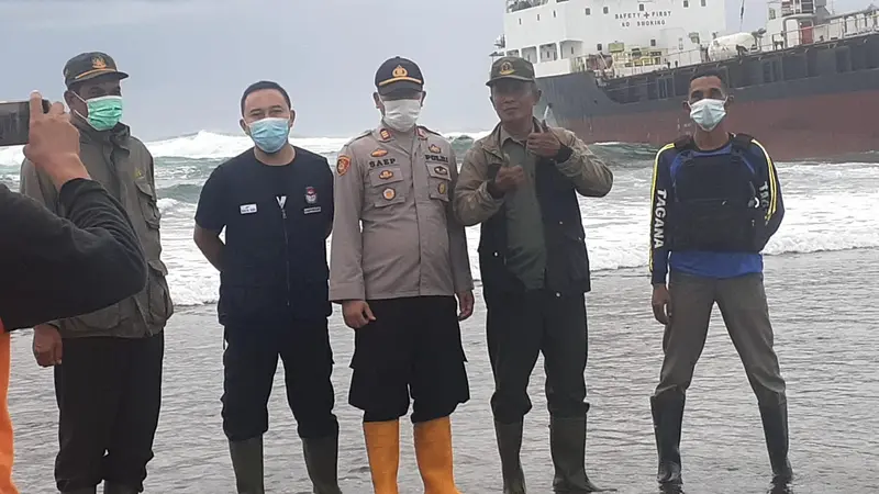 Tim gabungan Basarnas, SAR, Satpoloairud Polres Garut dan Kecamatan Cibalong masih bersiaga di lokasi terdamparnya Kapal Tanker MT Edricko 3 di pantai Sancang, Garut.