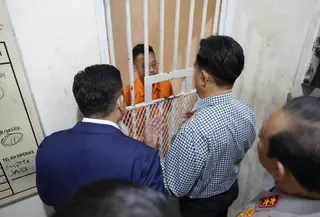 Menteri Koordinator Imigrasi Pemasyarakatan, Yusril Ihza Mahendra dan wakilnya, Otto Hasibuan saat mendatangi Direktur Eksekutif Lokataru, Delpedro Marhaen di Polda Metro Jaya. (Dok. Istimewa)