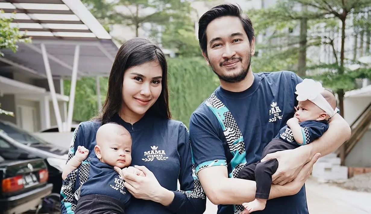 Syahnaz sendiri memang cukup sering mengunggah foto keluarga di akun Instagram pribadinya. Bahkan, beberapa kali keluarga kecil ini kompak menggunakan busana kembar. (Liputan6.com/IG/@syahnazs)