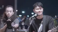 Zidan dan Tri Suaka buat video rendahkan Andika, kini jadi bulan-bulanan netter. (YouTube Musisi Jogja Project)