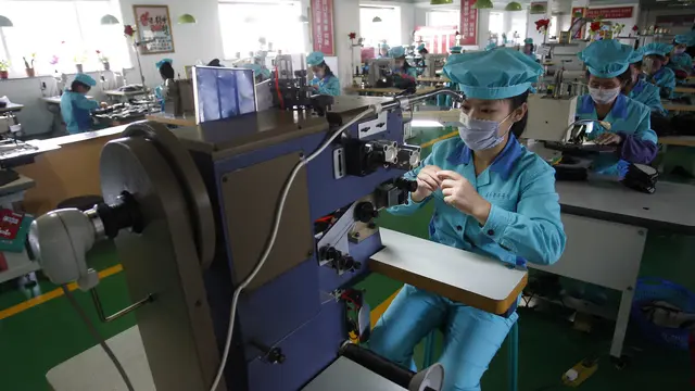 Produksi Sepatu Kulit di Wonsan Korut