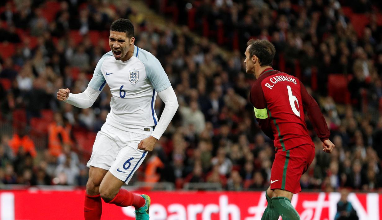  Inggris menaklukkan Portugal, 1-0, pada laga persahabatan di Stadion Wembley, London, Kamis (2/6/2016). Gol semata wayang The Three Lions dicetak Chris Smalling. (AFP/Adrian Dennis)