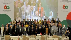Para delegasi parlemen Negara Asia-Afrika berpose bersama usai penandatanganan deklarasi hasil Konferensi Parlemen Asia Afrika, Jakarta, Kamis (23/04/2015). Salah satu deklarasi adalah mendukung kemerdekaan Palestina. (Liputan6.com/Andrian M Tunay) 