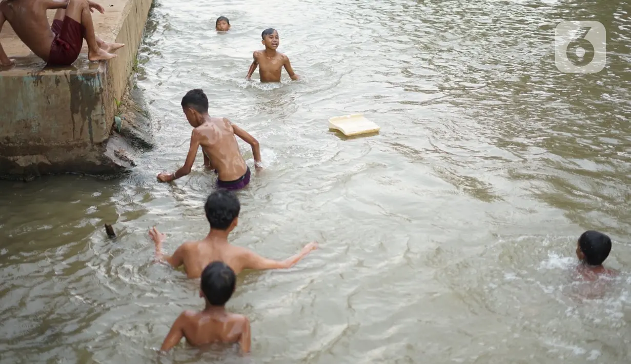Anak-anak berenang di aliran Sungai Kalimalang, Jakarta, Selasa (18/8/2020). Keterbatasan ekonomi menyebabkan anak-anak tersebut memanfaatkan Sungai Kalimalang sebagai tempat berenang, meskipun berbahaya bagi keselamatan dan kesehatan mereka. (Liputan6.com/Immanuel Antonius)