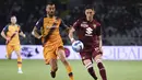 <p>Gelandang Torino, Sasa Lukic berebut bola dengan pemain AS Roma, Leonardo Spinazzola pada pertandingan lanjutan Liga Serie A Italia di Stadion Olimpiade di Turin, Italia, Sabtu (21/5/2022). Dengan kemenangan ini, Roma memastikan finis di urutan keenam klasemen akhir sekaligus menyegel tempat di Liga Europa musim depan. (Spada/LaPresse via AP)</p>