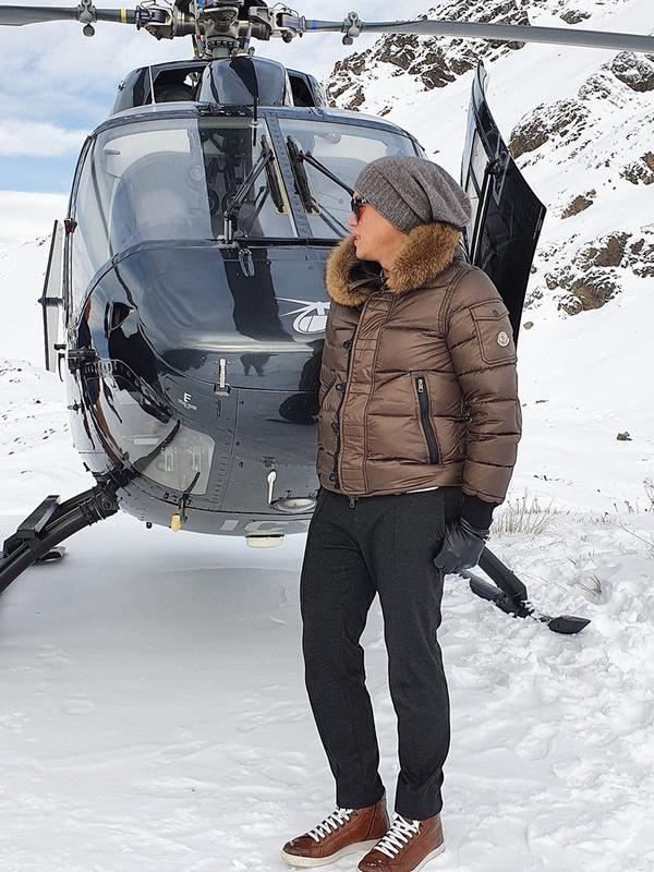 Penampilan Reino Barack saat berada di tengah pegunungan salju dengan helikopter pun membuatnya terlihat menawan. Suami dari Syahrini ini menggunakan pakaian warna senada dengan Syahrini. (Liputan6.com/IG/@reinobarack)