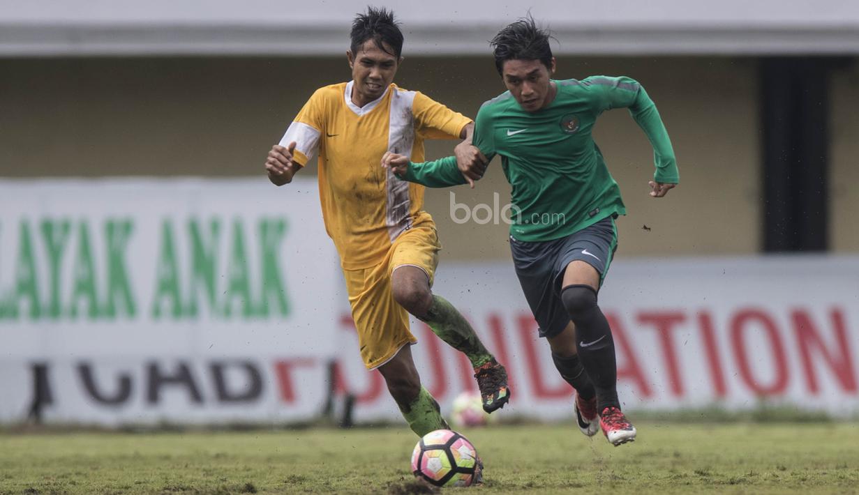 Gelandang Timnas Indonesia U-22, Septian David Maulana, berusaha melewati pemain PS Badung pada laga uji coba di Stadion Kapten I Wayan Dipta, Bali, Senin (10/7/2017). Timnas U-22 menang 6-1 atas PS Badung. (Bola.com/Vitalis Yogi Trisna)