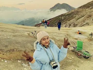 Pedangdut muda asal Mojokerto, Jawa Timur, Jihan Audy kini masih berusia 16 tahun. Namun di usia mudanya, ia pun sudah terkenal di panggung musik hiburan, khususnya dangdut. Ia pun terkenal melalui lagu yang pernah dibawakan Ayu Ting Ting, Alamat Palsu. (Liputan6.com/IG/@jihanaudy123_real).