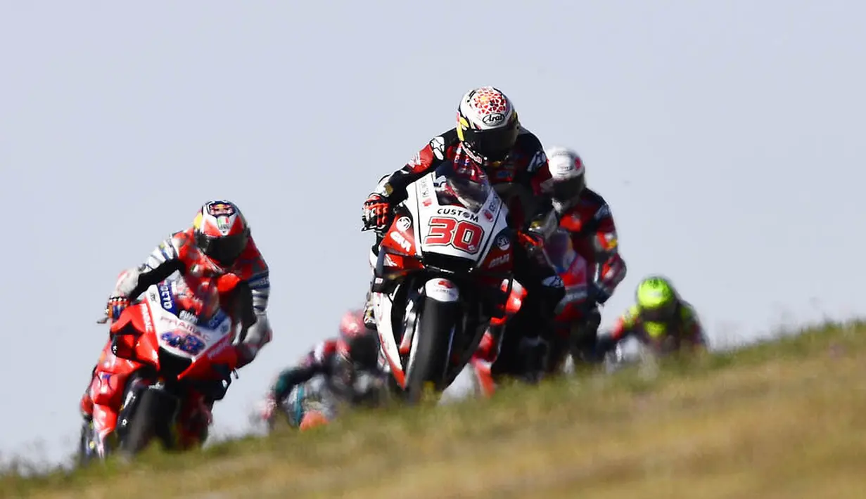 Pembalap Tim LCR Honda, Takaaki Nakagami, memimpin balapan MotoGP Aragon, Spanyol, Minggu (18/10/2020). Alex Rins berhasil finis pertama dengan catatan waktu 41 menit, 54,391 detik. (AP Photo/Jose Breton)