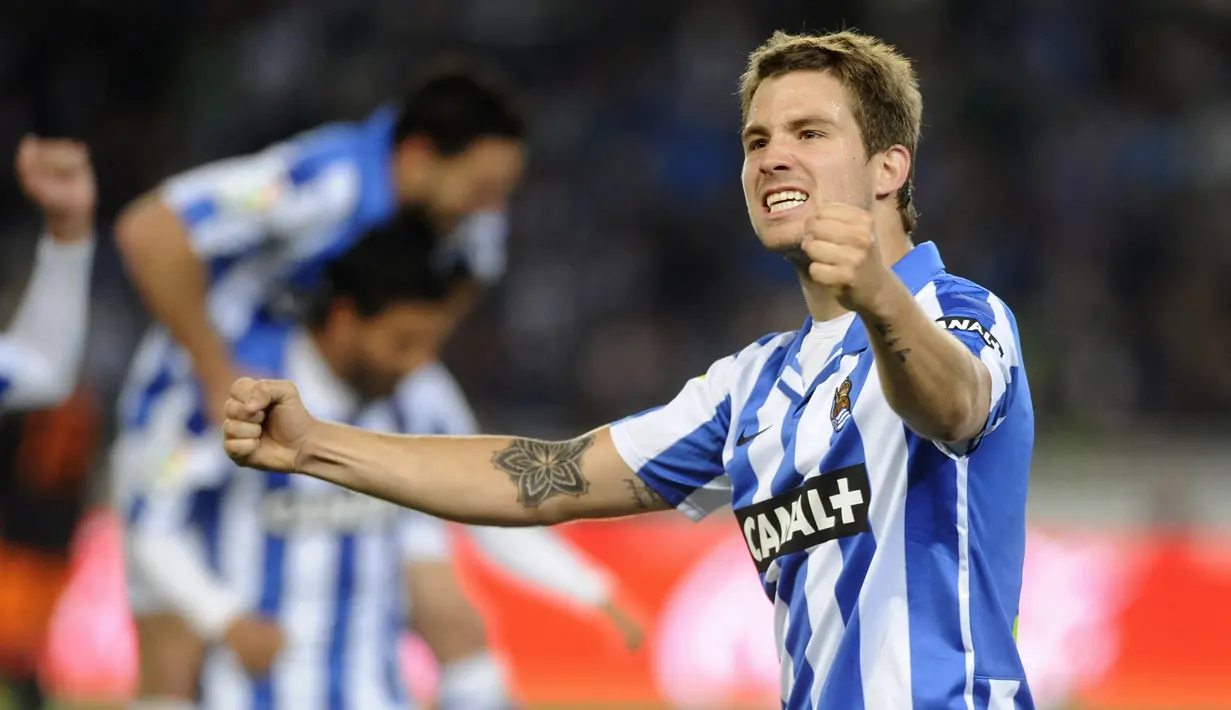 Inigo Martinez. Bek tengah jebolan Akademi Real Sociedad ini total 6,5 musim memperkuat Real Sociedad mulai 2011/2012 dan tampil dalam 239 laga dengan torehan 17 gol dan 6 assist. Pada tengah musim 2017/2018 ia dilepas ke Athletic Bilbao dengan nilai 32 juta euro. (AFP/Ander Gillenea)