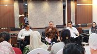 Para mantan pemain Oriental Circus Indonesia (OCI)&nbsp;menemui&nbsp;Wakil Menteri Hak Asasi Manusia (Wamen HAM) Mugiyanto, Selasa (15/4/2025).&nbsp;&nbsp;Mereka mendorong pemerintah membentuk tim pencari fakta untuk mengungkap pelanggaran hak asasi manusia (HAM) yang dilakukan oleh Taman Safari Indonesia. (Liputan6.com/Ady Anugrahadi)