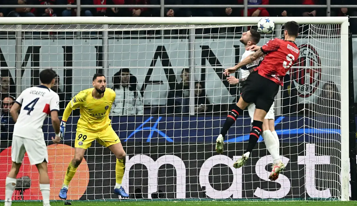 Teror dari Ultras Milan sepertinya membuat Donnarumma sulit berkonsentrasi. Gawangnya pun dua kali bobol dari aksi Rafael Leao dan Olivier Giroud. PSG pun harus pulang dengan membawa kekalahan 1-2. (AFP/Gabriel Bouys)