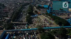 Foto udara menunjukkan antrean panjang kendaraan pemudik yang akan menyeberang menuju pulau Sumatera di Pelabuhan Merak, Cilegon, Banten, Minggu (7/4/2024). (Liputan6.com/Angga Yuniar)