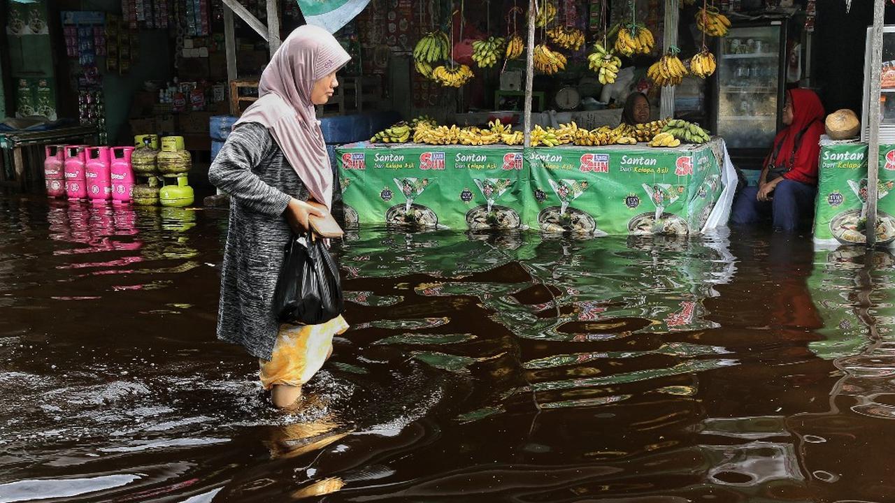 Debit air Sungai Rungan dan Sungai Kahayan di Kota Palangkaraya, Kalimantan Tengah (Kalteng) terus naik. Akibatnya, sejumlah wilayah kelurahan di kota tersebut banjir karena luapan air sungai.