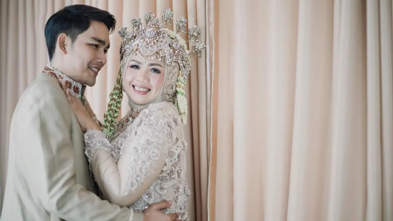 Pakai Baju Pengantin, Ini 6 Momen Kebersamaan Elly Sugigi dengan Pacar Barunya