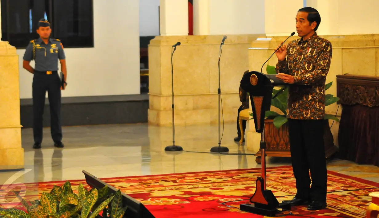 Presiden Joko Widodo memberi keterangan saat melakukan pertemuan dengan pelaku industri jasa keuangan di Istana Negara, Jakarta, Jumat (13/1). Jumlah UMKM di Indonesia terbilang cukup besar, yaitu lebih dari 50 juta UMKM. (Liputan6.com/Angga Yuniar)