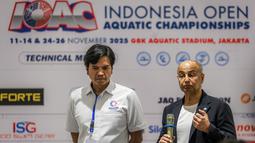 Kedatangan Husain Al-Musallam ke IOAC 2025 ditemani oleh Ketua PB Harian Akuatik Indonesia, Harlin E. Rahardjo, beserta jajaran pengurus Akuatik Indonesia. (Bola.com/Bagaskara Lazuardi)