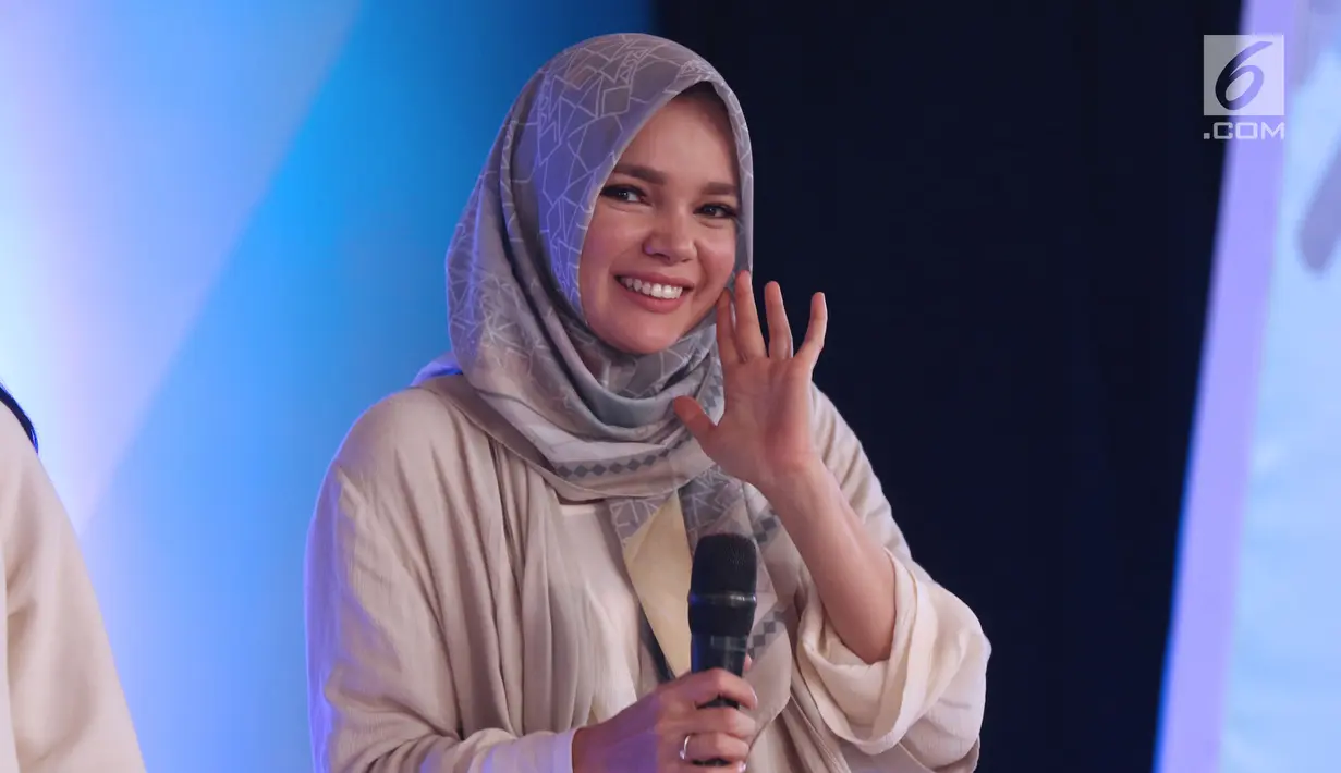 Pemeran film Ayat Ayat Cinta 2, Dewi Sandra saat menjadi bintang tamu gelaran Emtek Goes To Campus 2017 di Universitas Telkom, Bandung, Rabu (29/11). EGTC Bandung digelar selama tiga hari hingga 30 November 2017. (Liputan6.com/Helmi Fithriansyah)