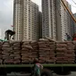 Buruh memindahkan semen saat melakukan bongkar muat di Pelabuhan Sunda Kelapa, Jakarta, Selasa (2/5). Hal ini disebabkan kenaikan harga komoditas pipa dan aksesorisnya, tanah urug, aspal, bahan aluminium dan besi beton. (Liputan6.com/Johan Tallo)