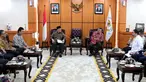 Ketua DPD La Nyalla Mattalitti (kiri) menggelar pertemuan dengan PP Forum Staf Ahli Kepala Daerah (Forskada) se-Indonesia di Gedung Nusantara III, Jakarta, Rabu (9/10/2019). Pertemuan untuk menjalin silaturahmi antara Forskada se-Indonesia dengan DPD. (Liputan6.com/JohanTallo)