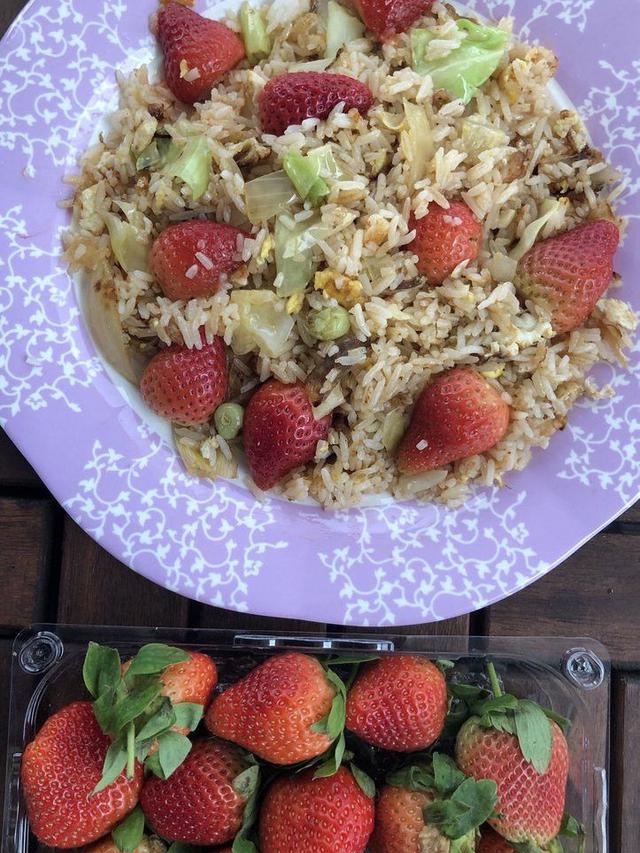 6 Potret Makanan Topping Stroberi Ini Nyeleneh Banget, Kocak