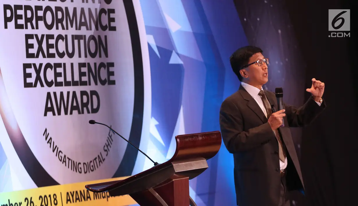 Direktur Utama PT Surya Citra Media Sutanto Hartono saat menjadi pembicara pada malam penghargaan The 7th Annual SPEx2 Award 2018 di Jakarta, Senin (26/11). Ajang penghargaan ini mengambil tema Navigating Digital Shift (Liputan6.com/Helmi Fithriansyah)