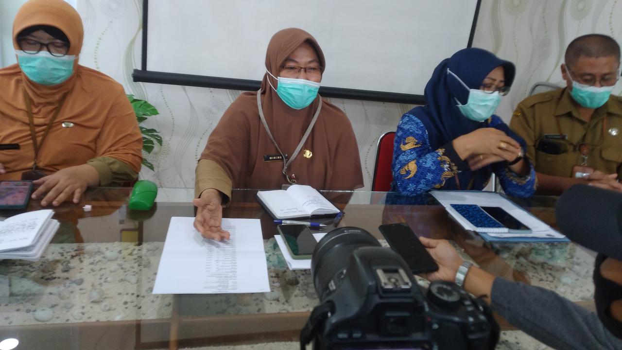 Pihak RSUD Dr R Soetijono Blora menggelar konferensi pers bersama belasan awak media di salah satu ruangan rumah sakit setempat. (Liputan6.com/Ahmad Adirin)