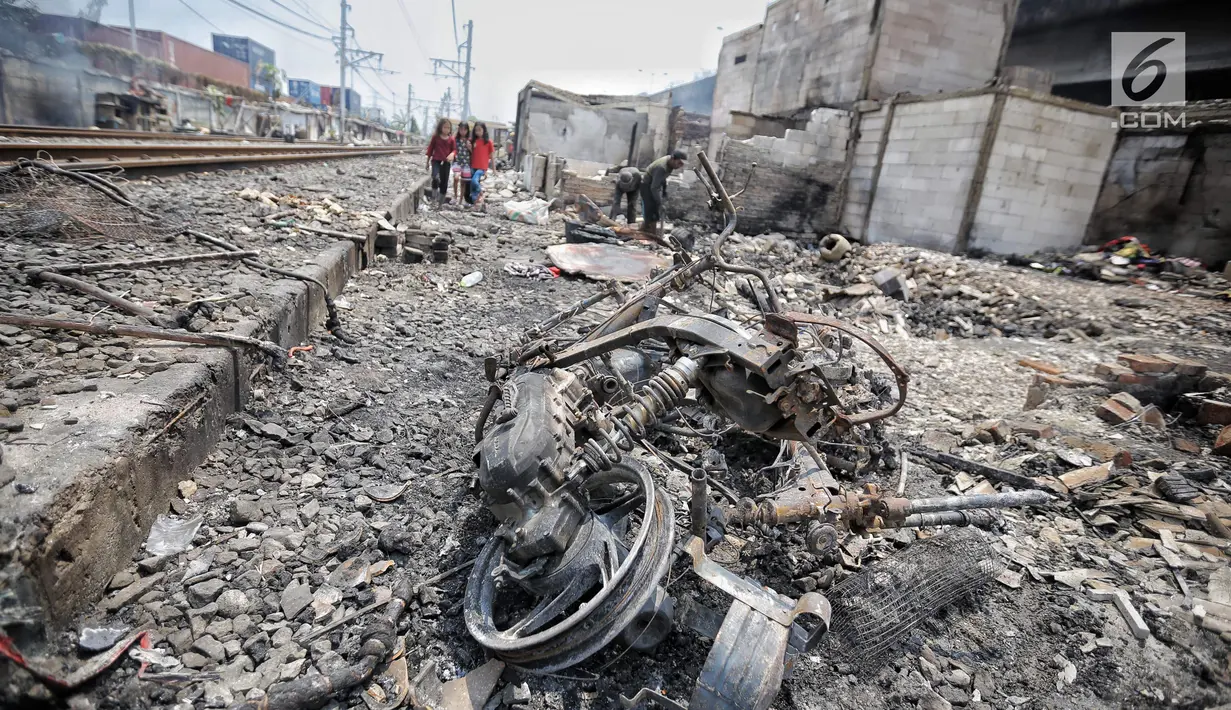 Sebuah sepeda motor hangus paska kebakaran di permukiman kumuh di RW 02 Kampung Walang, Lodan Raya, Jakarta, Minggu (25/8). Kondisi Kampung Walang kini porak-poranda. (Liputan6.com/Faizal Fanani)