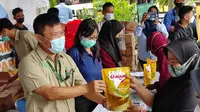 Operasi pasar minyak goreng di Balikpapan Kalimantan Timur.