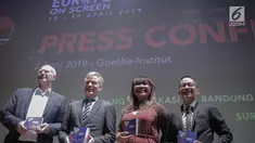 Duta Besar Uni Eropa untuk Indonesia Vincent Guerend (kedua kiri), Direktur Goethe-Institut Stefan Dreyer (kiri) serta Festival Co-Director Meninaputri Wismurti (dua kanan) dan Nauval Yazid usai konferensi pers jelang Europe on Screen di Jakarta, Selasa (2/4). (Liputan6.com/Faizal Fanani)