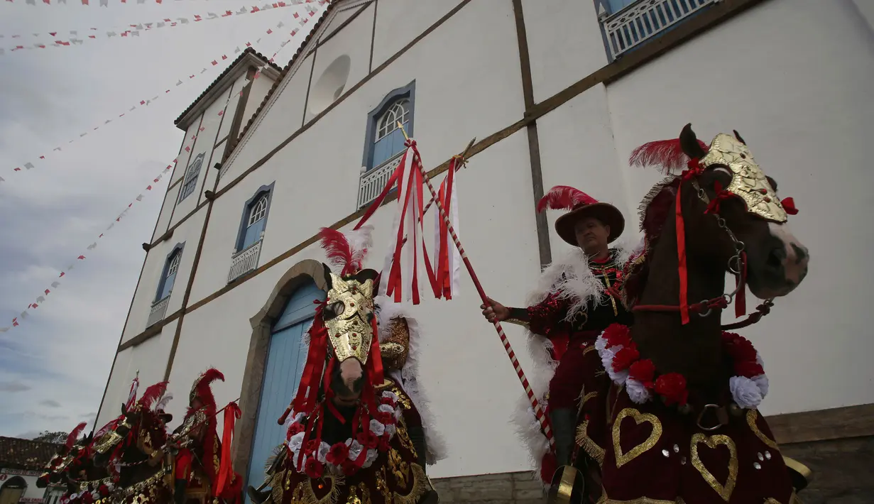 Sejumlah peserta mengenakan kostum menunggang kuda yang dihias saat mengikuti festival "Cavalhadas" di Pirenopolis, Brasil (20/5). Festival ini diselenggarakan untuk memperingati kemenangan kesatria Kristen Iberia atas bangsa Moor. (AP Photo/Eraldo Peres)