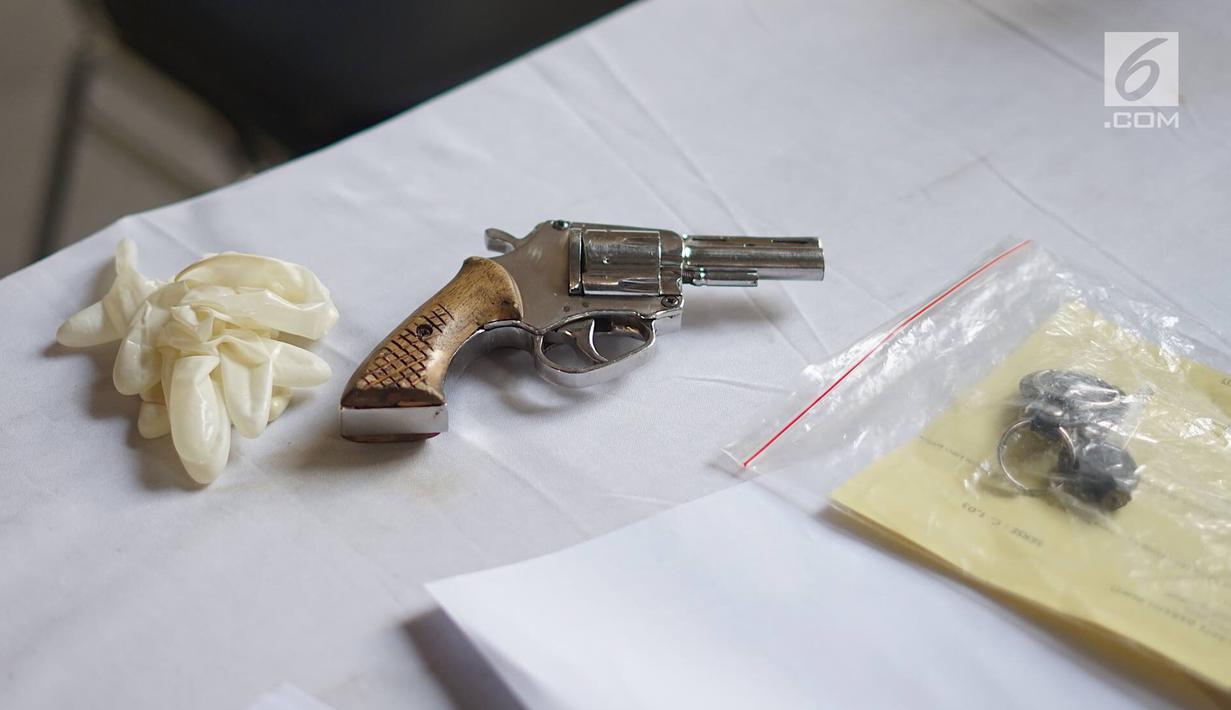 Barang bukti senjata api rakitan diperlihatkan saat rilis kasus pencurian kendaraan bermotor di Polda Metro Jaya, Jakarta, Kamis (4/7/2019). Sementara salah seorang tersangka lain masuk dalam DPO. (Liputan6.com/Immanuel Antonius)